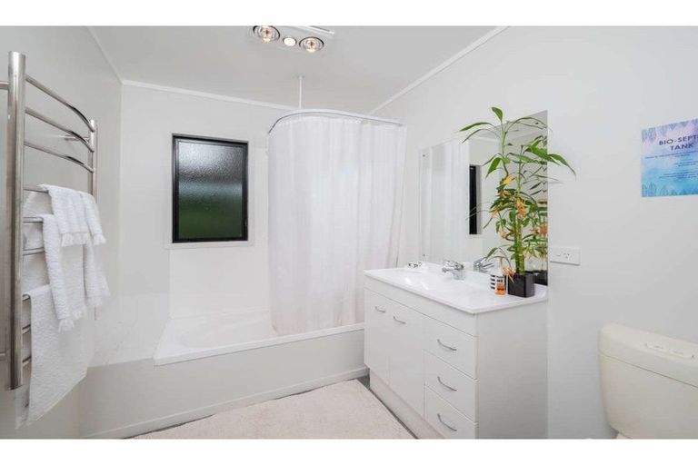 Photo of property in 68 Wiroa Road, Kerikeri, 0293