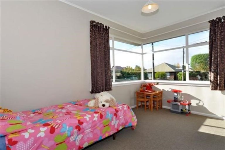 Photo of property in 2 Nyoli Street, Northcote, Christchurch, 8052