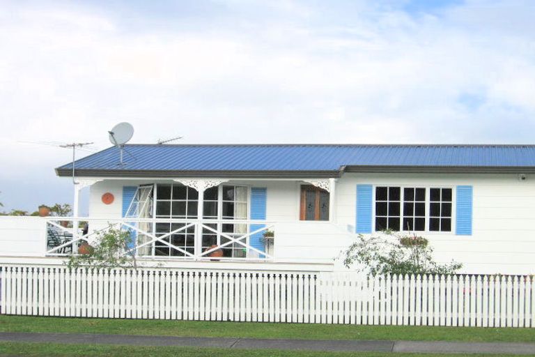 Photo of property in 2/27 Gosford Drive, Botany Downs, Auckland, 2010