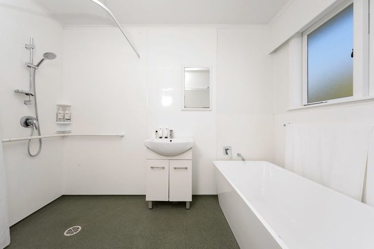 Photo of property in 46 Lowtherhurst Road, Massey, Auckland, 0614