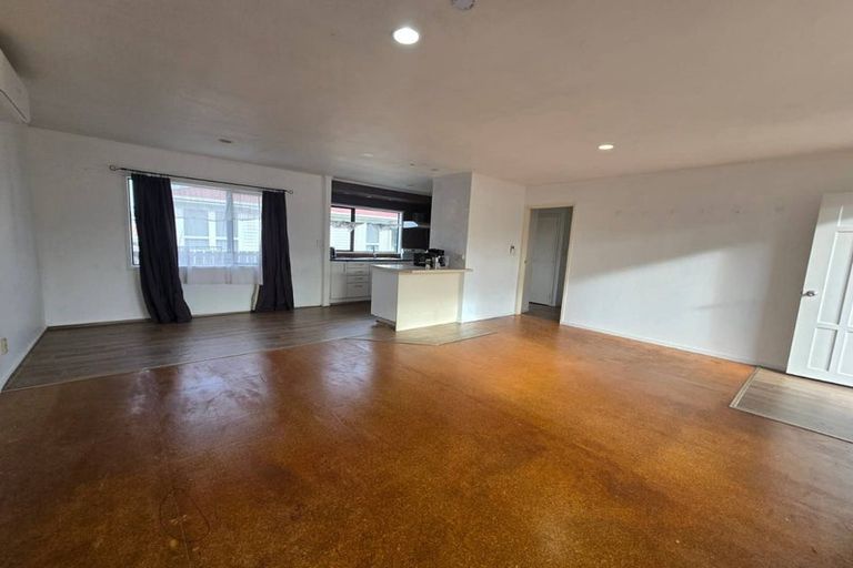 Photo of property in 52 Kelwyn Road, Kelston, Auckland, 0602