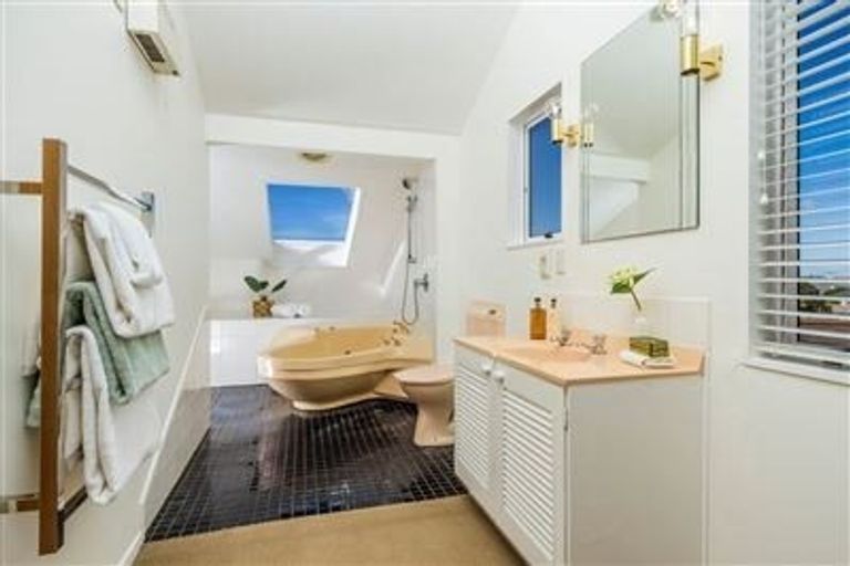 Photo of property in 68 Seacliffe Avenue, Narrow Neck, Auckland, 0622