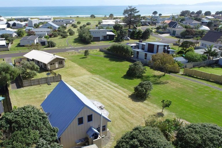 Photo of property in 135 Kowhai Avenue, Matarangi, Whitianga, 3592