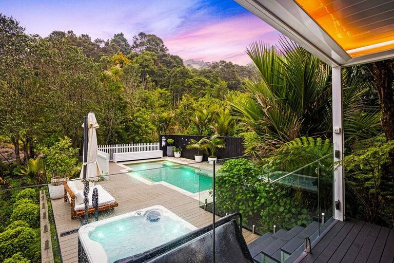 Photo of property in 1-9 Deirdre Place, Titirangi, Auckland, 0604
