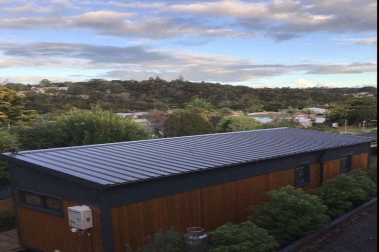 Photo of property in 70 Lauderdale Road, Birkdale, Auckland, 0626