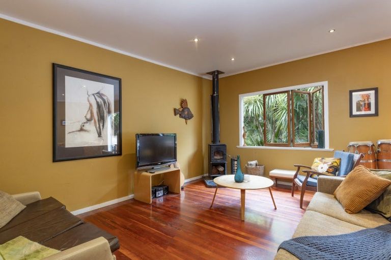 Photo of property in 33 Glenesk Road, Piha, New Lynn, 0772