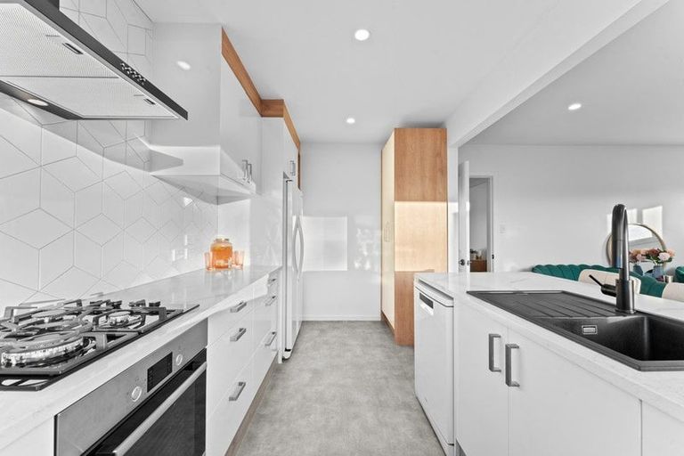 Photo of property in 23b Woodglen Road, Glen Eden, Auckland, 0602