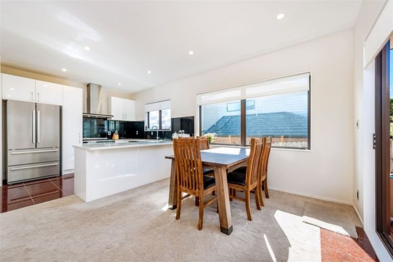 Photo of property in 21 Midhurst Avenue, Henderson, Auckland, 0612