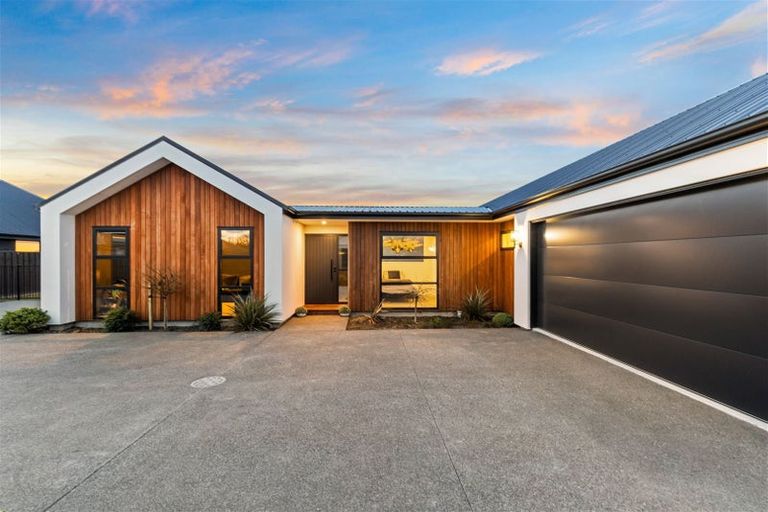 Photo of property in 17 Angus Place, Rangiora, 7400