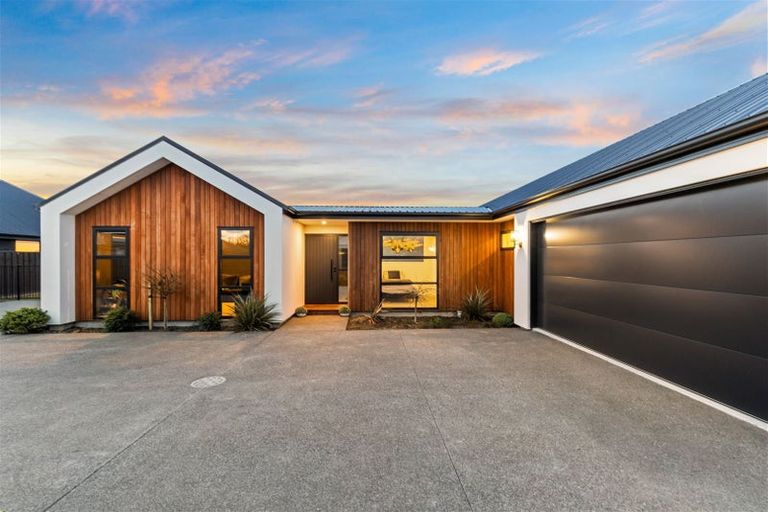 Photo of property in 17 Angus Place, Rangiora, 7400