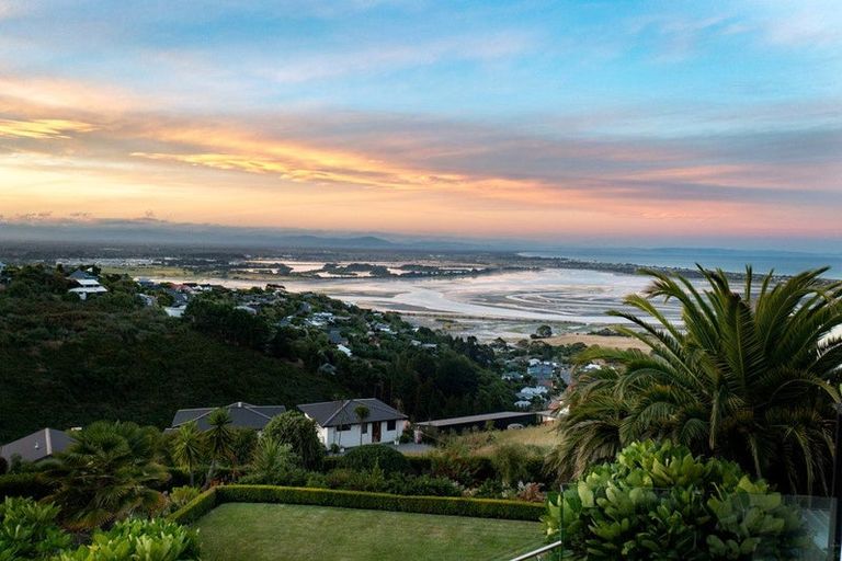 Photo of property in 8 Avery Place, Redcliffs, Christchurch, 8081