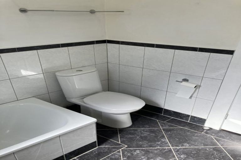 Photo of property in 1/46 Old Lake Road, Narrow Neck, Auckland, 0624