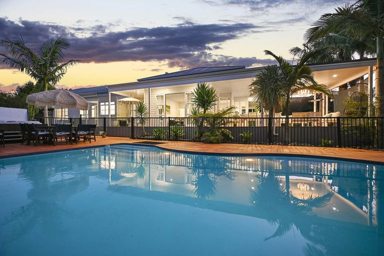 Photo of property in 27 Almond Grove, Greenhithe, Auckland, 0632