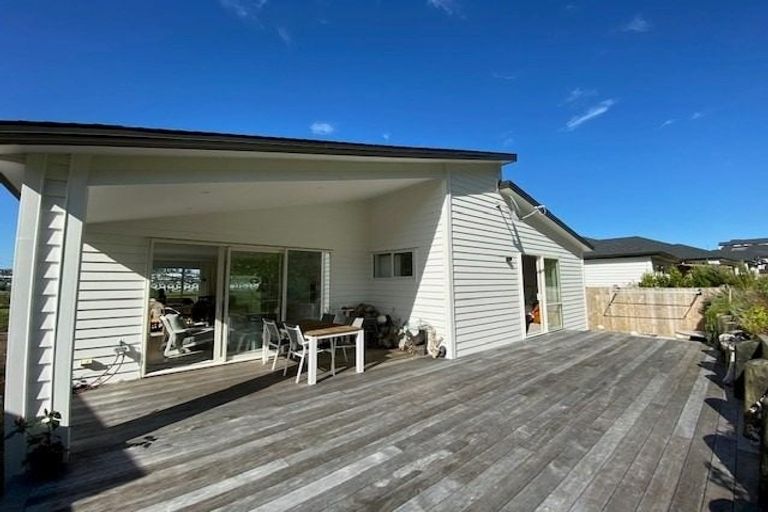Photo of property in 138 Arran Point Parade, Orewa, 0931