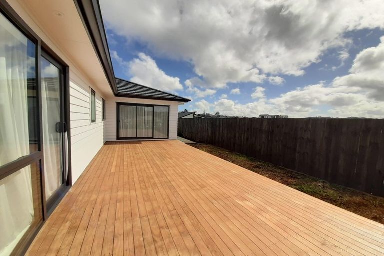 Photo of property in 16 Jane Maree Road, Kumeu, 0810