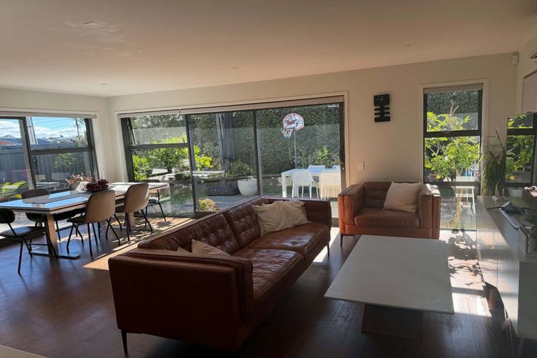 Photo of property in 79 Pupuke Road, Northcote, Auckland, 0627