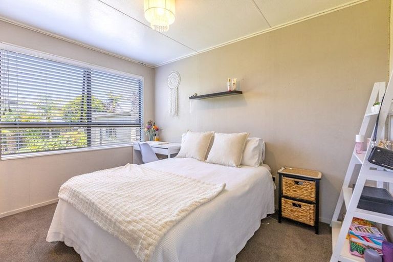 Photo of property in 5 Valerie Street, Clive, 4102