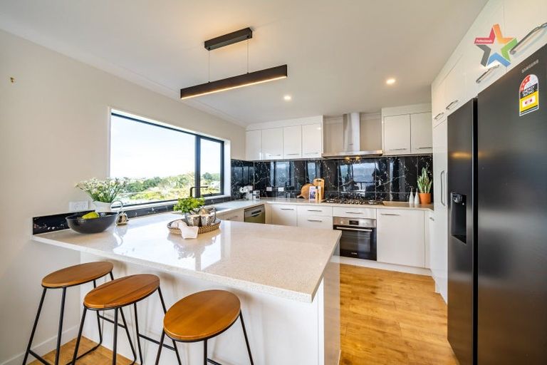 Photo of property in 8 Poto Road, Normandale, Lower Hutt, 5010