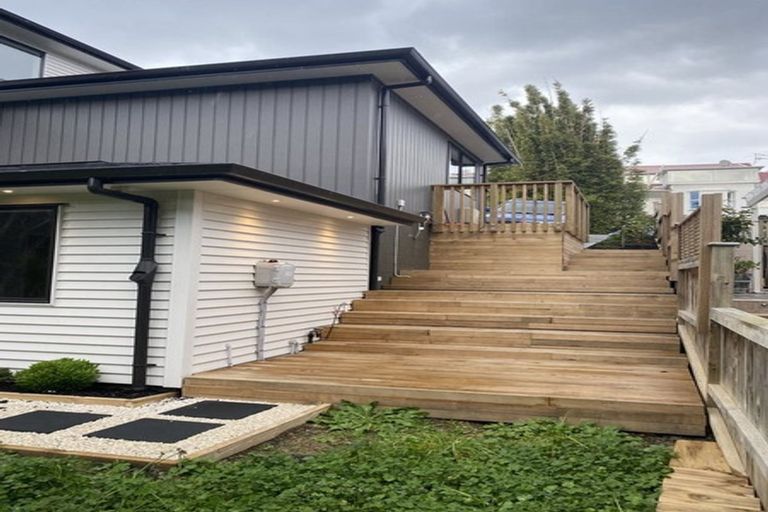 Photo of property in 1 Satchell Place, Birkenhead, Auckland, 0626