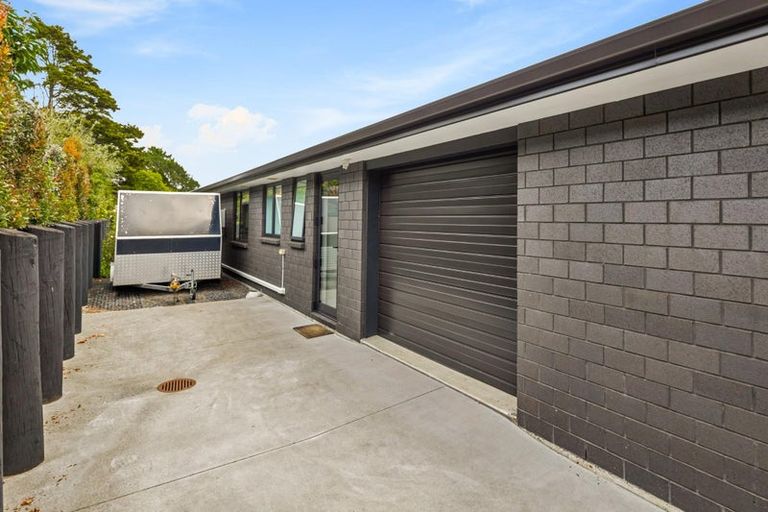 Photo of property in 13 Vogwill Road, Kumeu, 0810