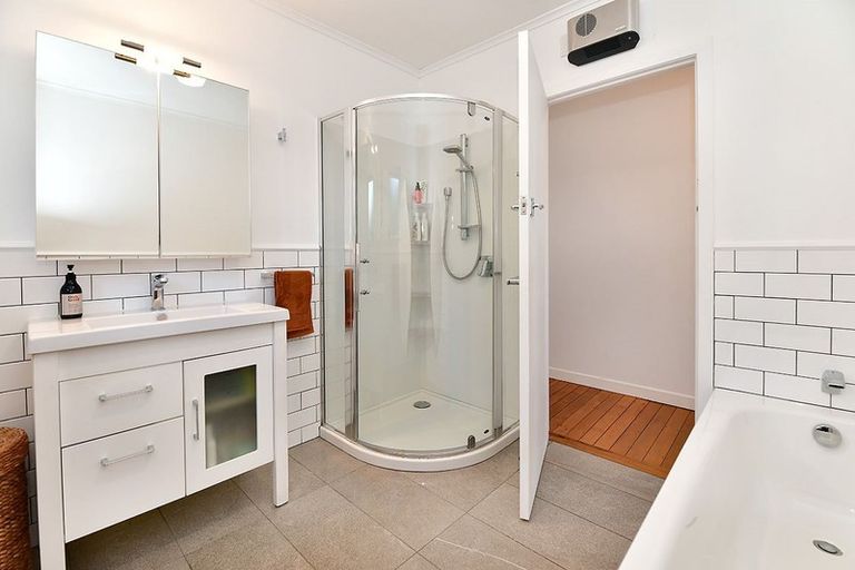 Photo of property in 88 Rosario Crescent, Red Beach, 0932