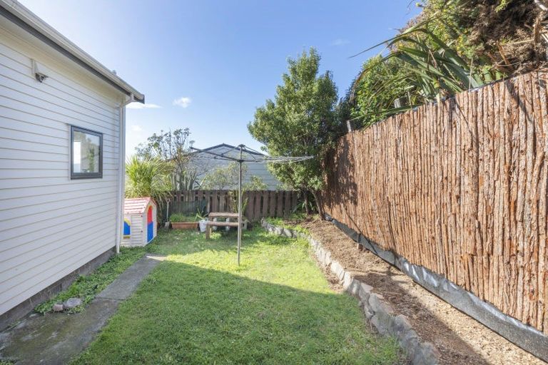 Photo of property in 42 Chapman Street, Newlands, Wellington, 6037