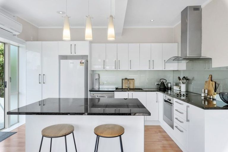 Photo of property in 13/18 Parr Terrace, Castor Bay, Auckland, 0620