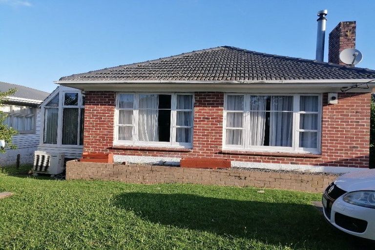 Photo of property in 32 Golf Road, New Lynn, Auckland, 0600