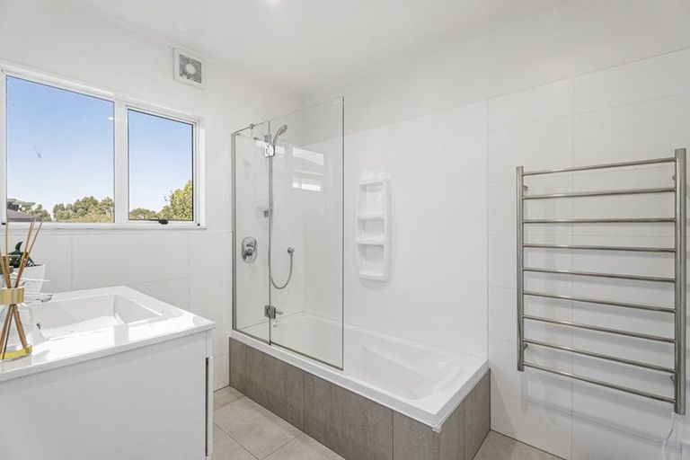Photo of property in 2/1 Valley Road, Northcote, Auckland, 0626
