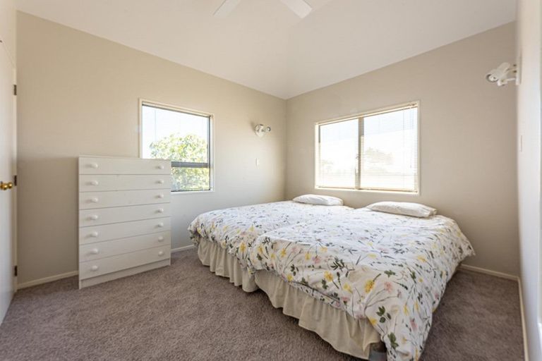 Photo of property in 2/25 Knights Road, Rothesay Bay, Auckland, 0630