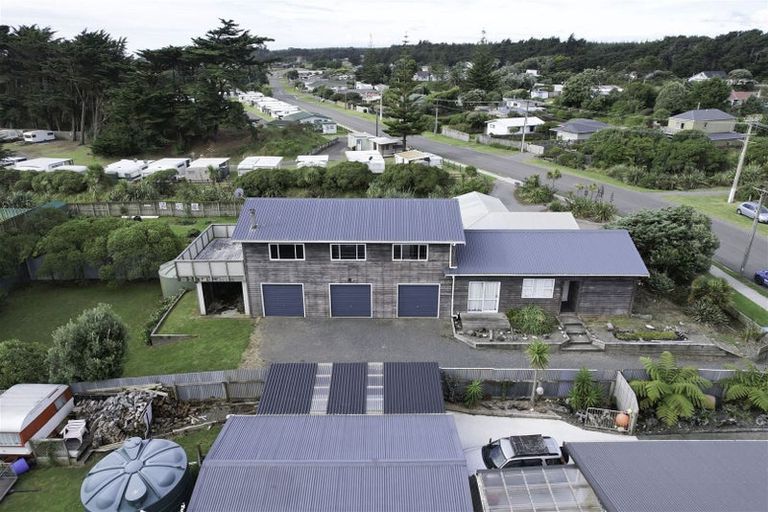 Photo of property in 129 Park Avenue, Waitarere Beach, Levin, 5510