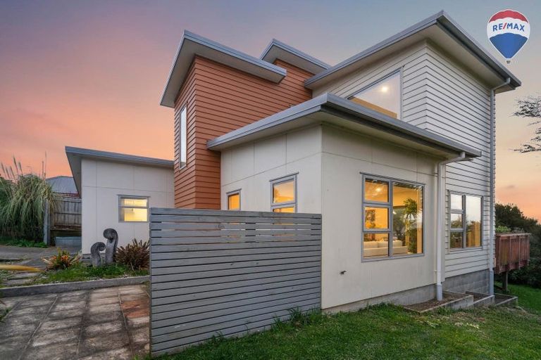 Photo of property in 137 Endeavour Drive, Whitby, Porirua, 5024