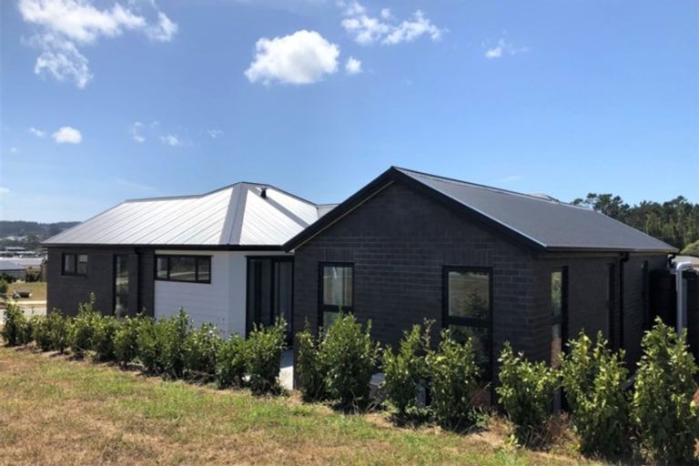 Photo of property in 53 Vinistra Road, Kumeu, 0810