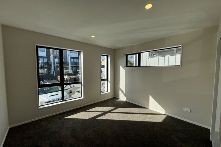 Photo of property in 2 Don Oliver Lane, Glen Eden, 0602