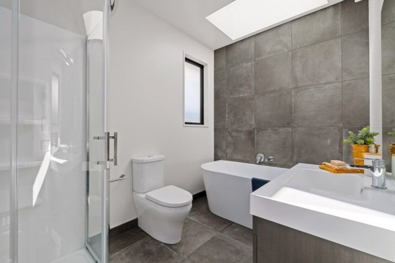 Photo of property in 10 The Heights Avenue, Wanaka, 9305