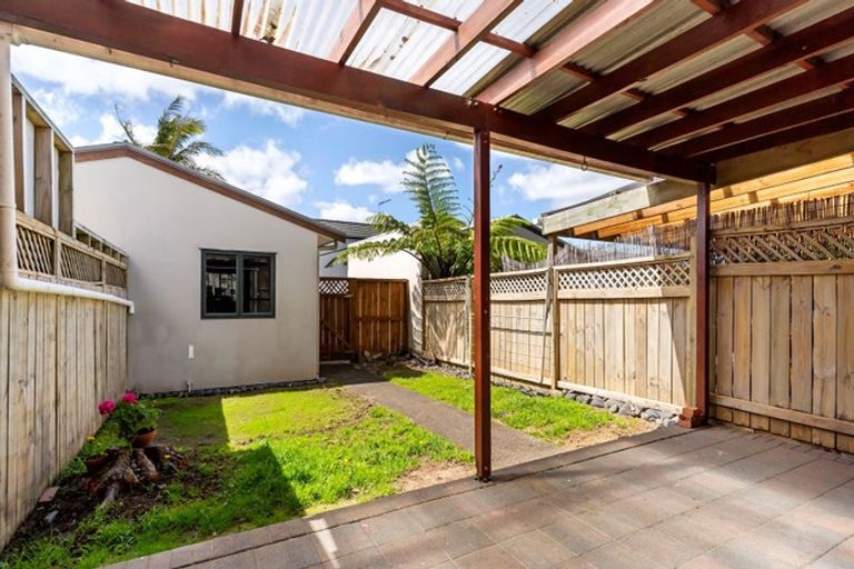 Photo of property in 3/8 Tuscany Way, Te Atatu Peninsula, Auckland, 0610