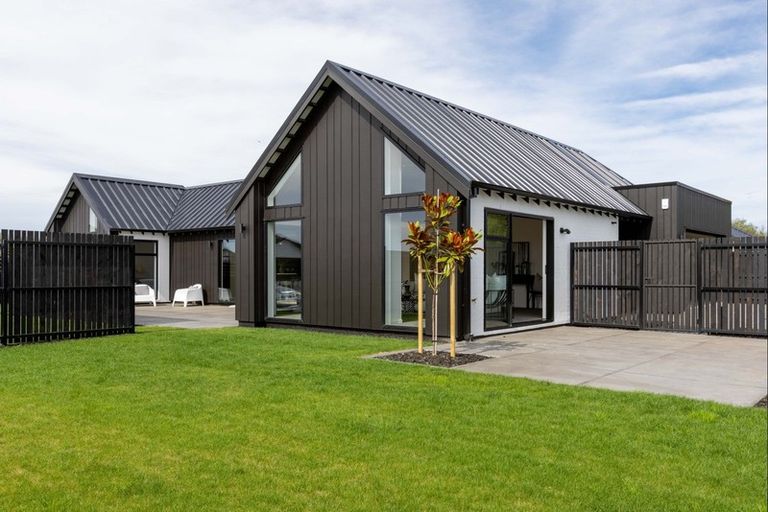 Photo of property in 28 Angus Place, Rangiora, 7400