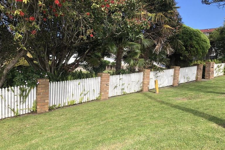 Photo of property in 312 Glenfield Road, Glenfield, Auckland, 0629