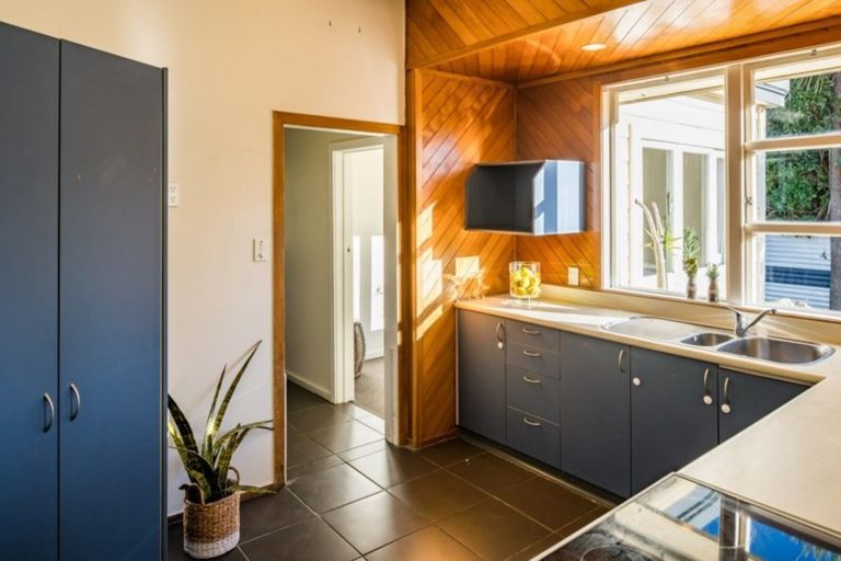 Photo of property in 2 Te Pari Pari Road, Pukerua Bay, 5026