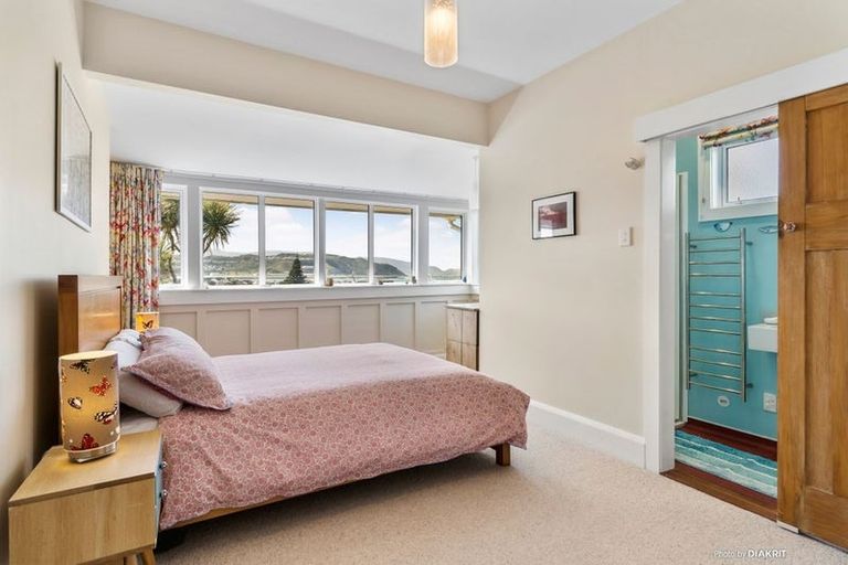 Photo of property in 124 Queens Drive, Lyall Bay, Wellington, 6022