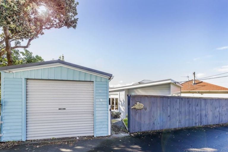 Photo of property in 203 Sutherland Road, Lyall Bay, Wellington, 6022
