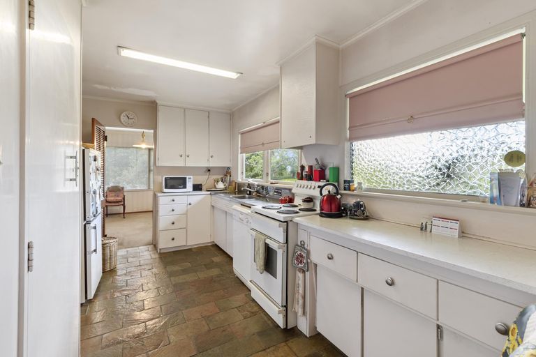 Photo of property in 40 Beach Road, Te Atatu Peninsula, Auckland, 0610