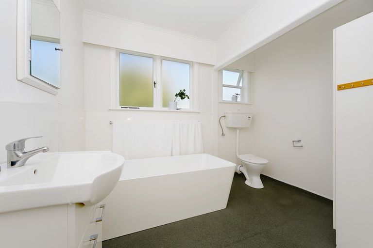 Photo of property in 46 Lowtherhurst Road, Massey, Auckland, 0614