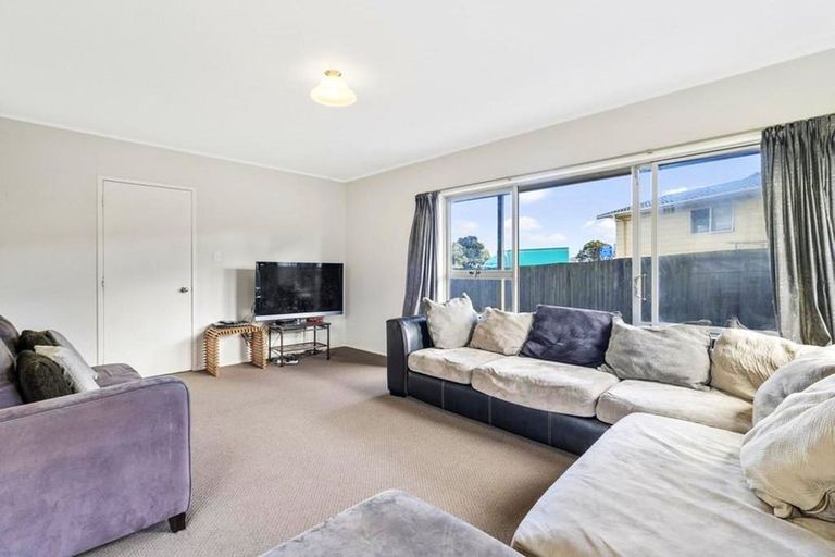 Photo of property in 314 Roscommon Road, Clendon Park, Auckland, 2103