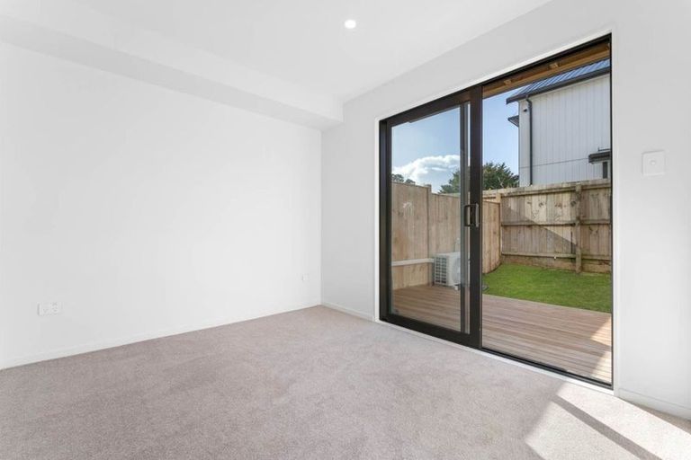 Photo of property in 5/107 Hobsonville Road, West Harbour, Auckland, 0618