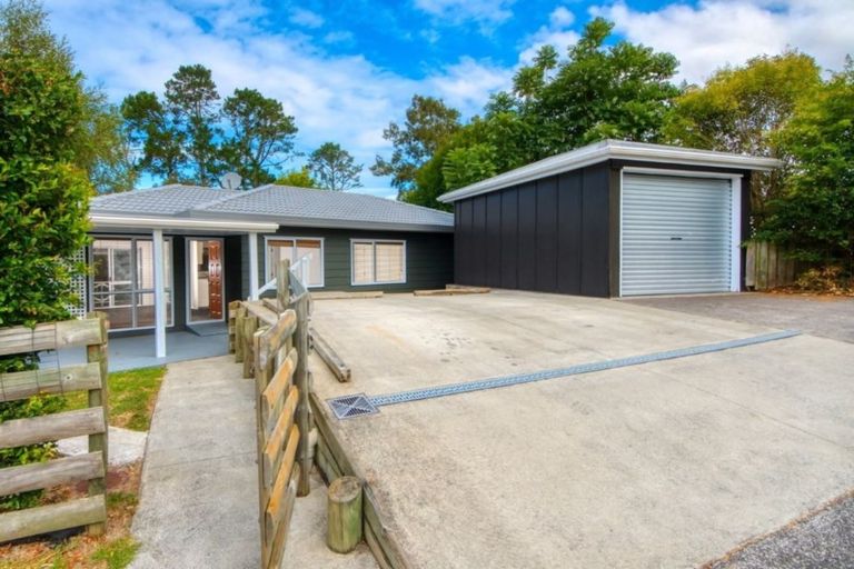 Photo of property in 8 Oakhaven Place, Ranui, Auckland, 0612