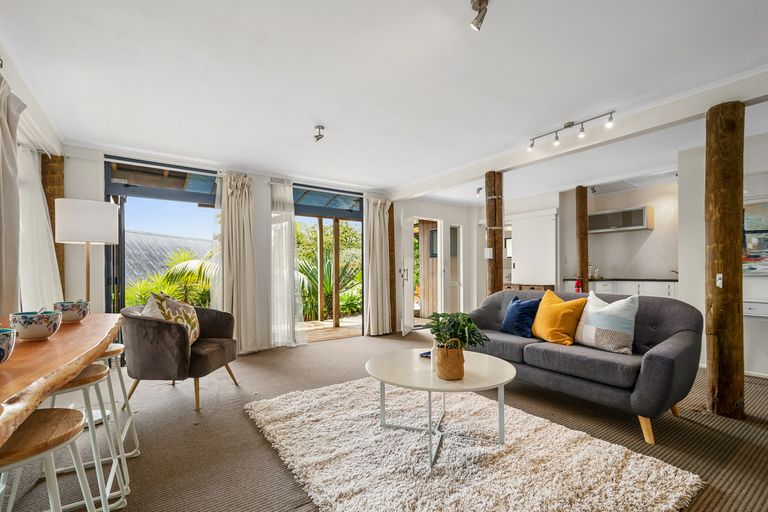 Photo of property in 15 Annison Avenue, Glen Eden, Auckland, 0602