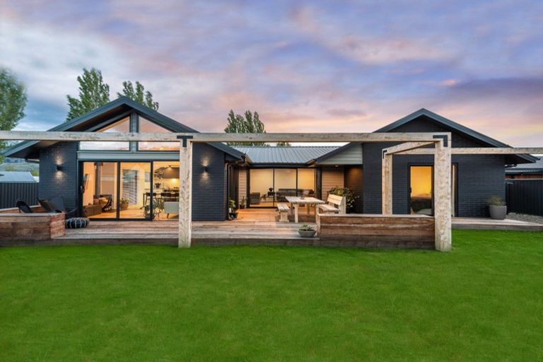 Photo of property in 48 Stratford Drive, Mount Pisa, Cromwell, 9383