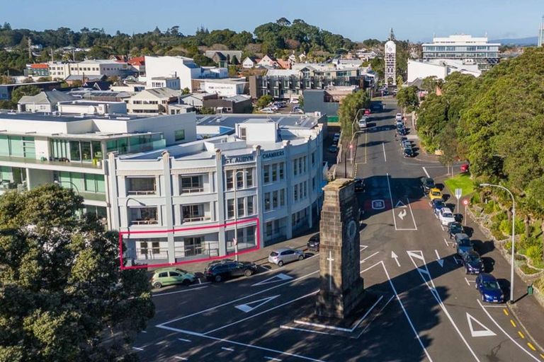 Photo of property in 1 Queen Street, New Plymouth, 4310