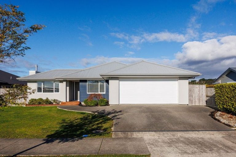 Photo of property in 6 Atlantic Drive, Fitzherbert, Palmerston North, 4410